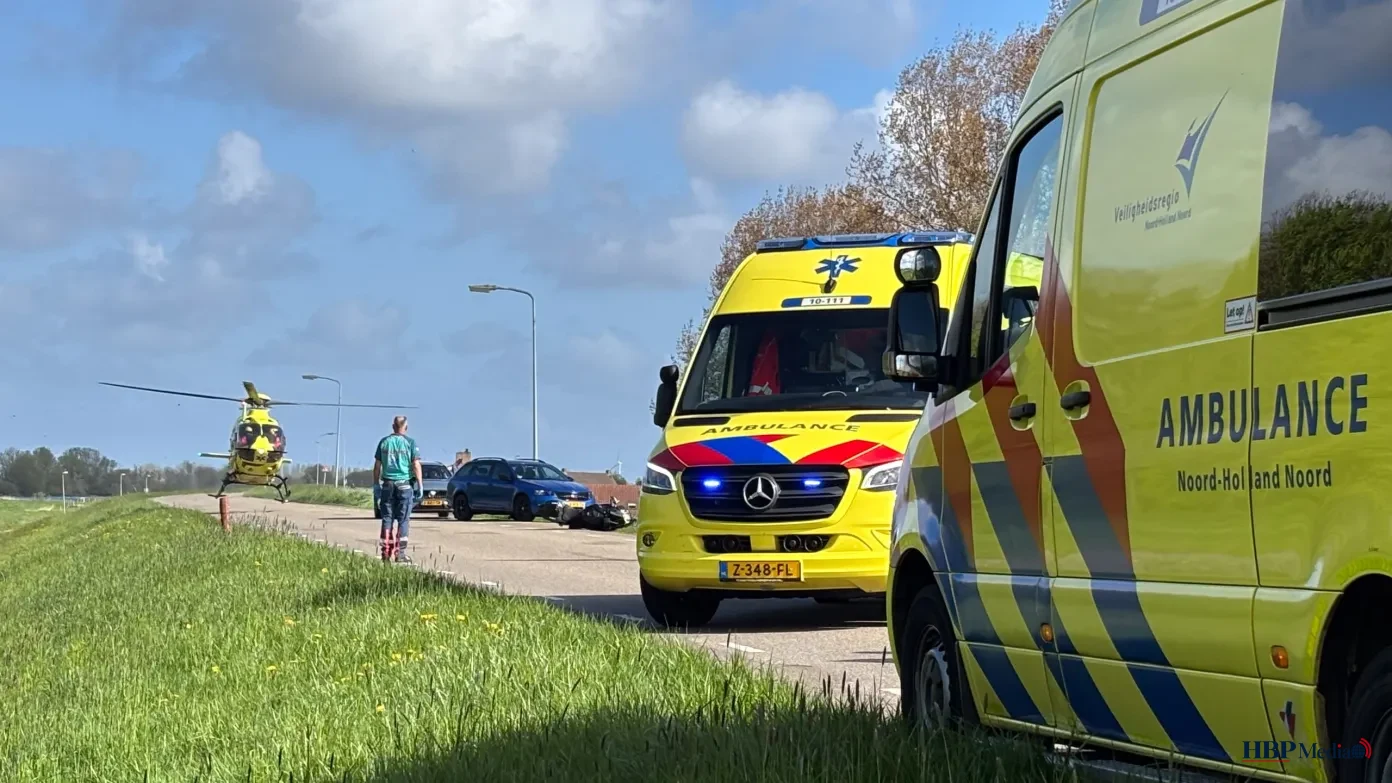 Hulpdiensten bij een dodelijk motorongeval op de Oosterdijk bij Onderdijk in de gemeente Medemblik.