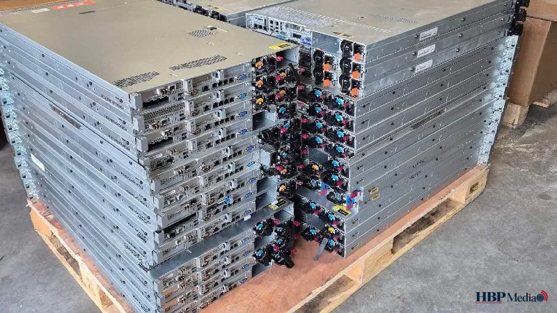 Inbeslaggenomen servers uit datacenter tijdens actie tegen malafide hostingbedrijf.
