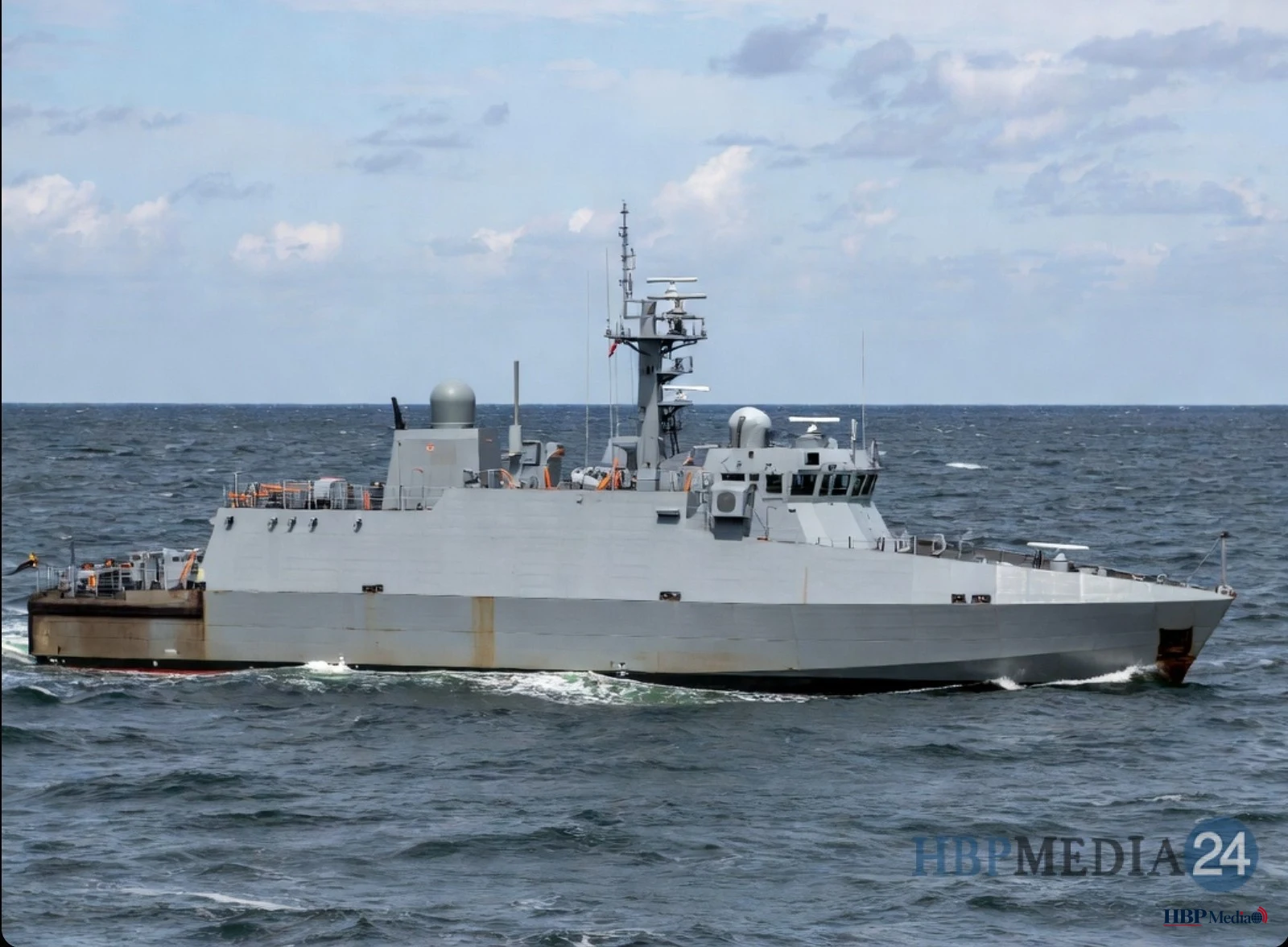 Onbemand oppervlakteschip van de marine op zee tijdens een missie