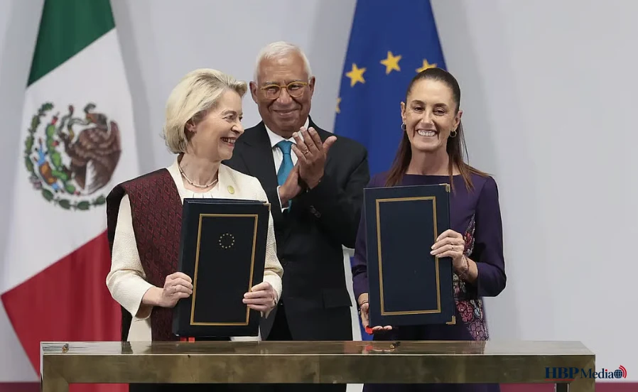 Europese Commissie-voorzitter Ursula von der Leyen en de Mexicaanse president Claudia Sheinbaum schudden elkaar de hand tijdens de ondertekening van het vernieuwde EU-Mexico handelsverdrag.