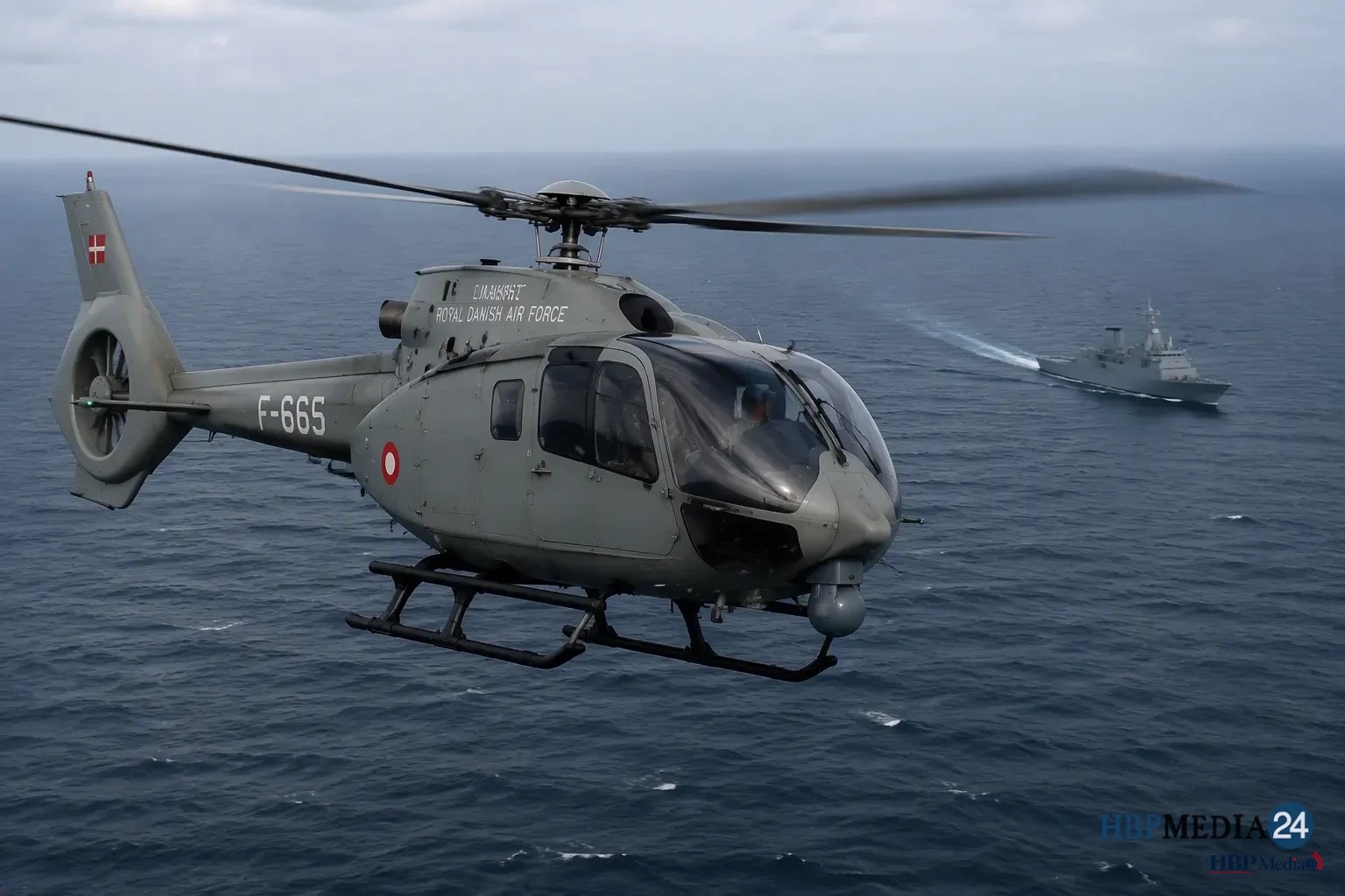 Deense Fennec-helikopter tijdens missie boven zee