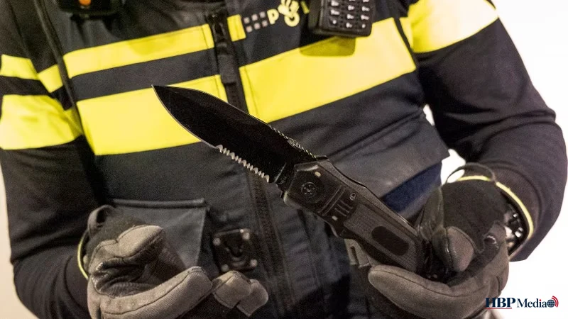 Politie controleert jongeren op verboden wapens en illegaal vuurwerk