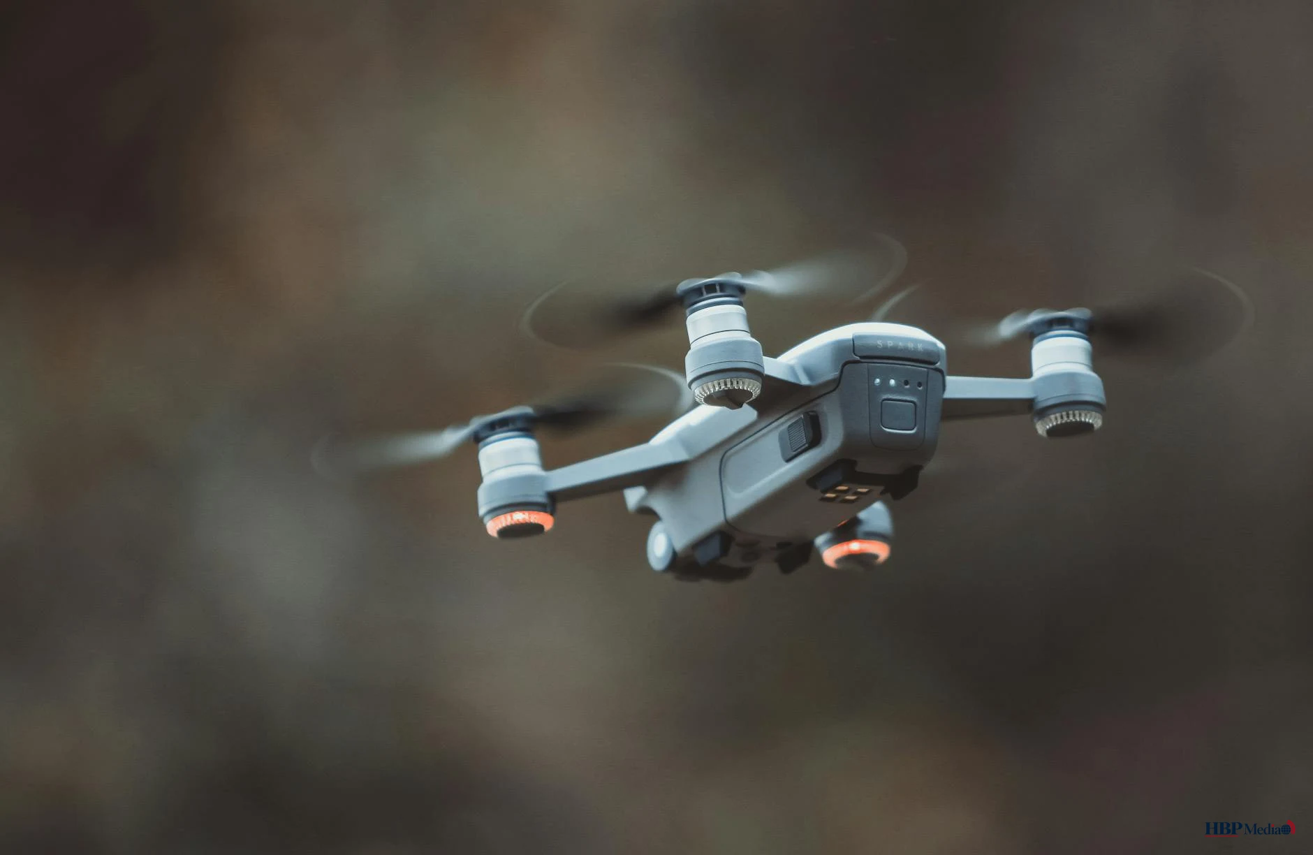 Hulpdiensten bij de Schammenkamp in Rotterdam na de explosie, waar later een man met een drone boven de plaats delict vloog.