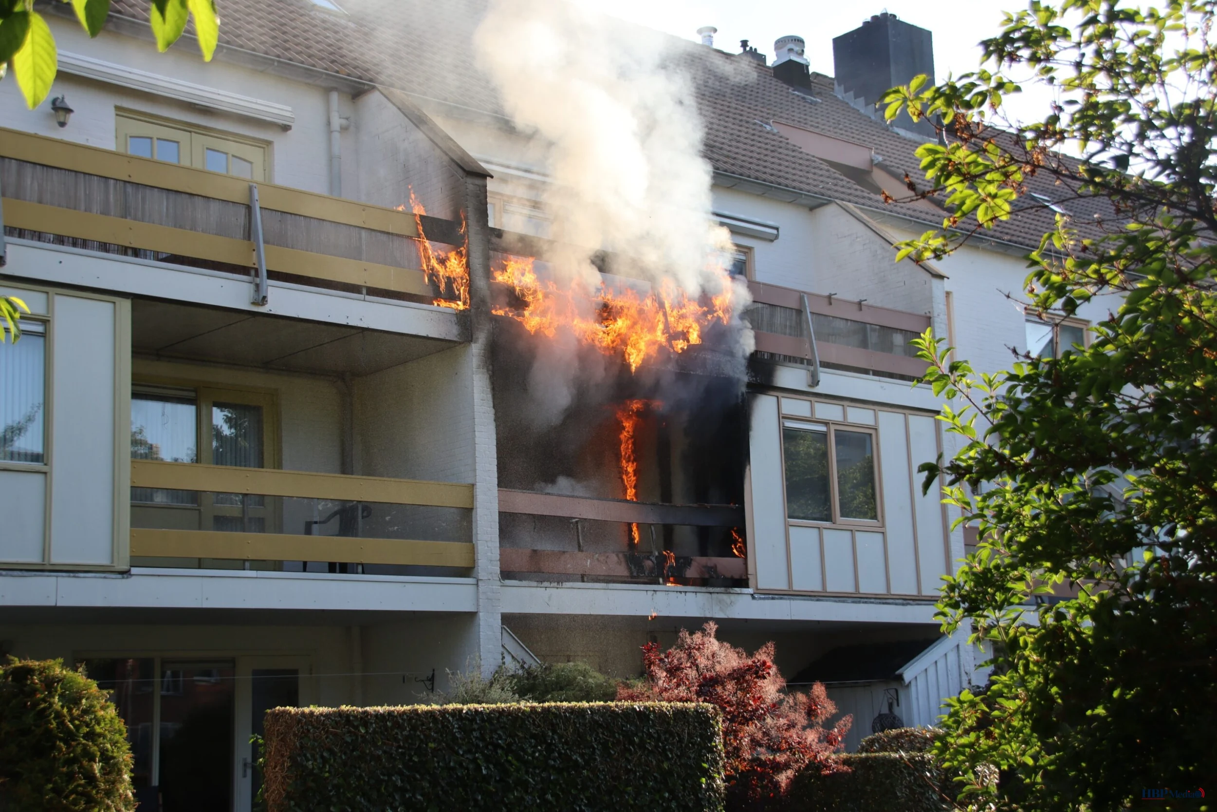 Brandweer blust uitslaande woningbrand in appartementencomplex aan Marina-Park in Den Helder