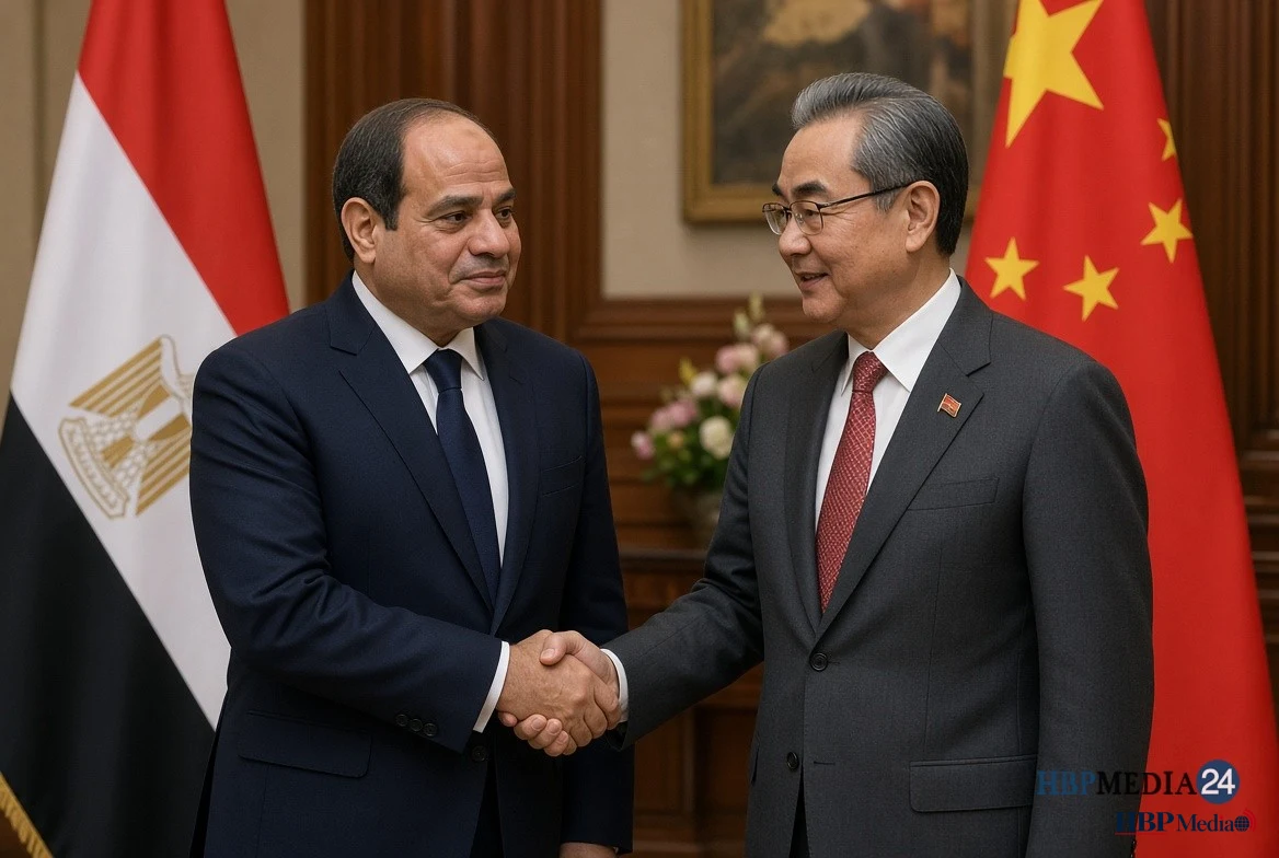 De Egyptische president Abdel Fattah el-Sisi samen met de Chineze minister van buitenlandse zaken Wang Yi