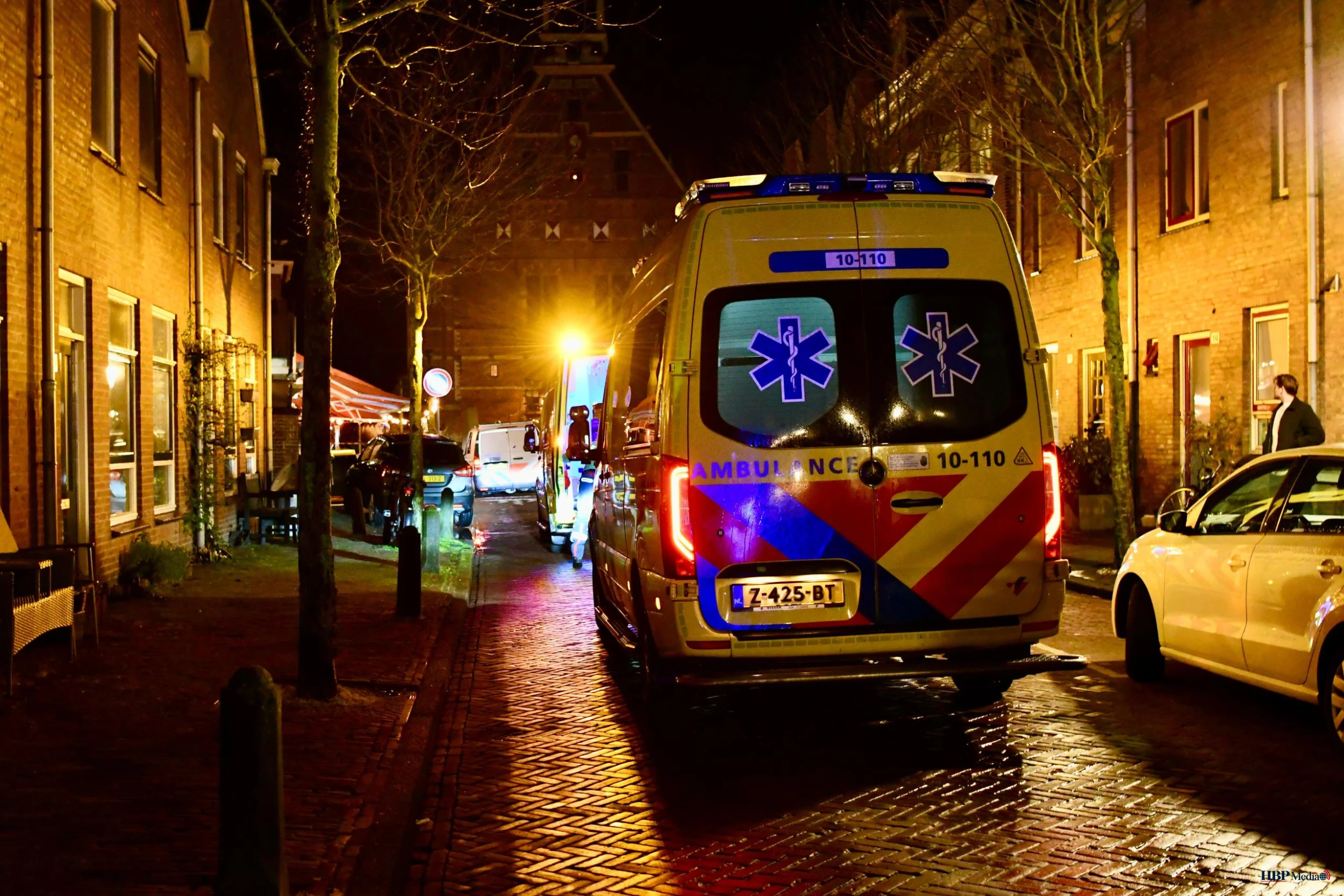 Politie-afzetting en hulpdiensten bij incident op de Italiaanse Zeedijk in Hoorn.