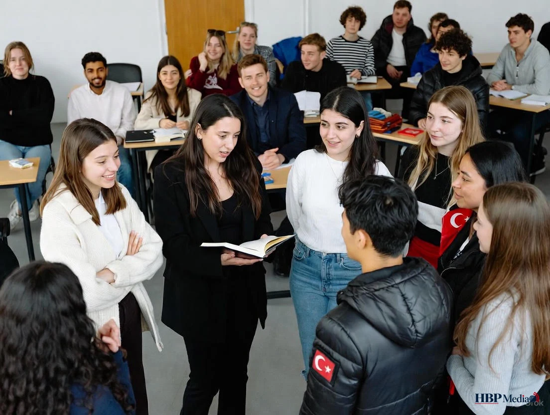 Grafiek of foto die de succesvolle integratie van Turkse nieuwkomers in Nederland illustreert, met nadruk op taalvaardigheid en participatie.