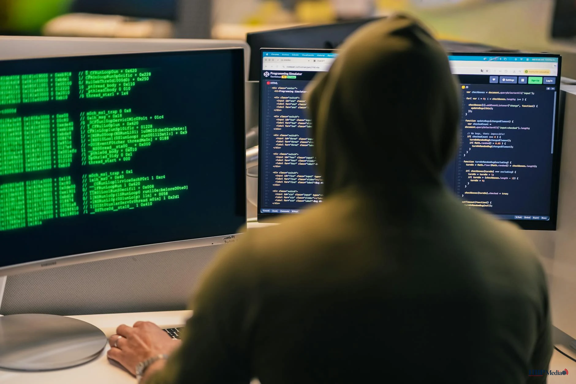 Politieagenten achter computersystemen die servers van een internationaal cybercrimineel netwerk offline halen tijdens een Interpol-operatie.