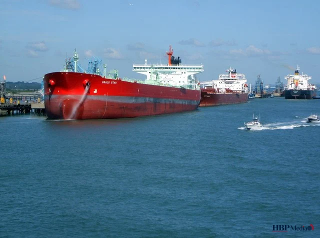 Tankers liggen stil bij de Straat van Hormuz na oplopende spanningen tussen de VS en Iran.