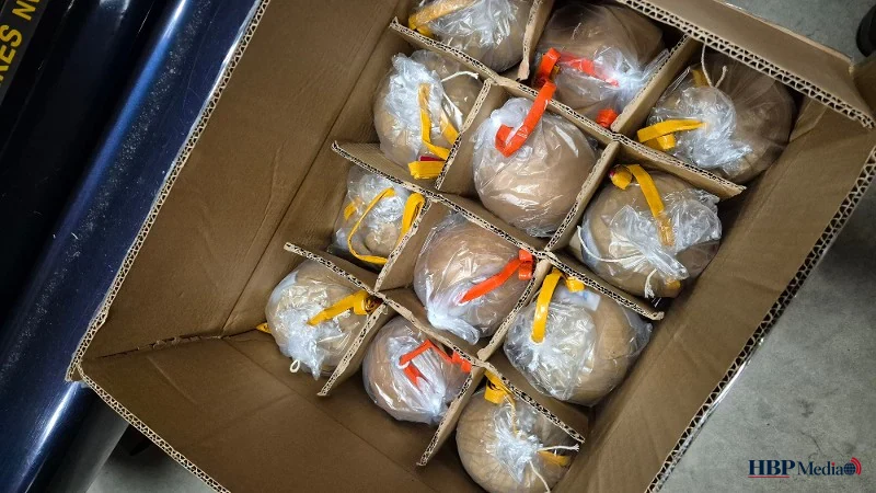 Politie ontdekt grote partij zwaar vuurwerk en wapens in loods in Emmen