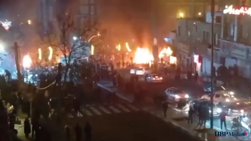 Nachtelijke straten in Iran zonder verlichting tijdens harde repressie door veiligheidstroepen
