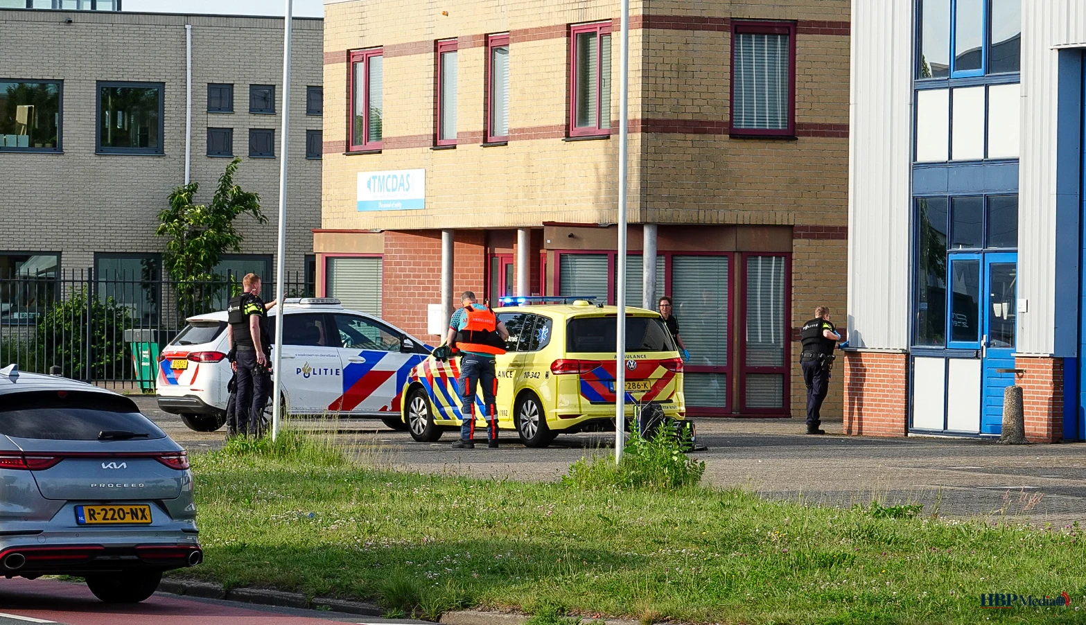 Hulpdiensten en politie bij afgezet bedrijfspand aan de Coulombstraat in Heerhugowaard
