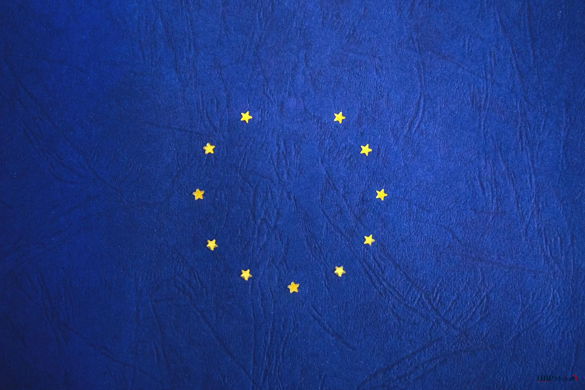Symbolische afbeelding van Nederland dat losraakt van de Europese Unie