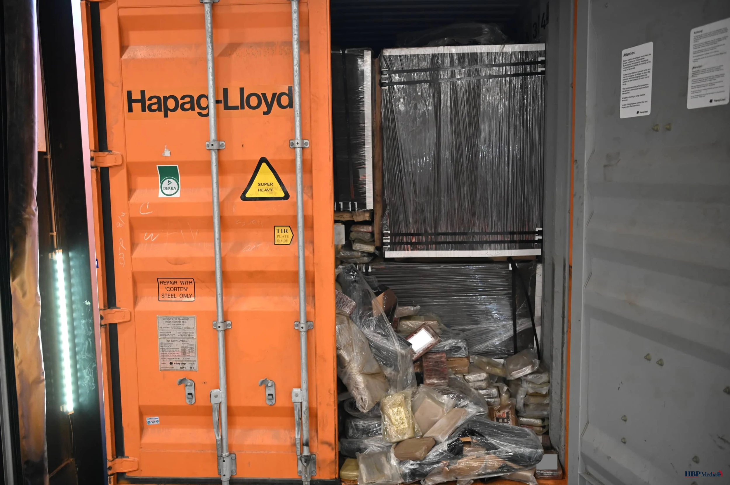 Grote partij in beslag genomen pakketten cocaïne door de Douane in een zeecontainer.