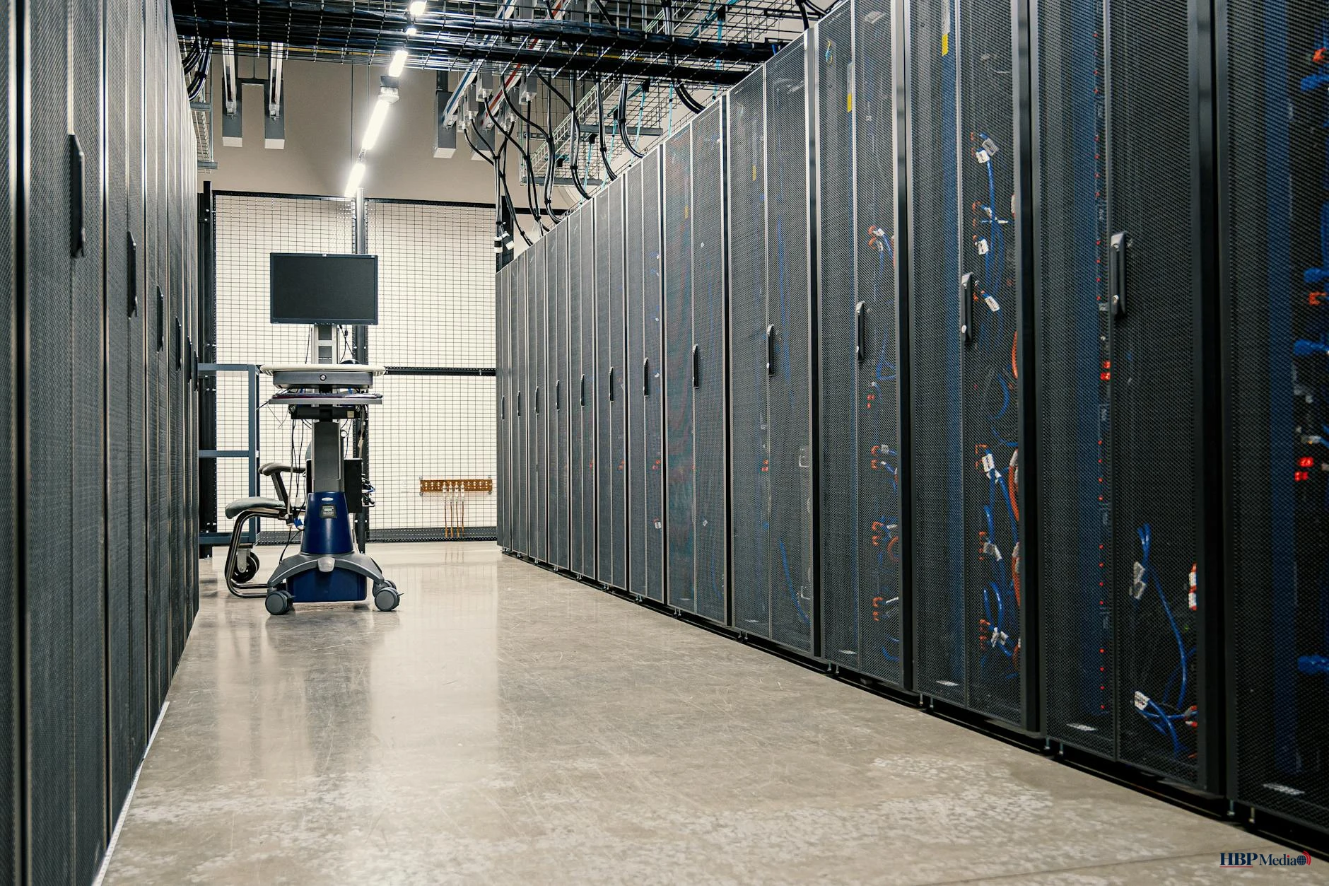 Satellietbeeld van een datacenter en technologische infrastructuur in het Midden-Oosten.