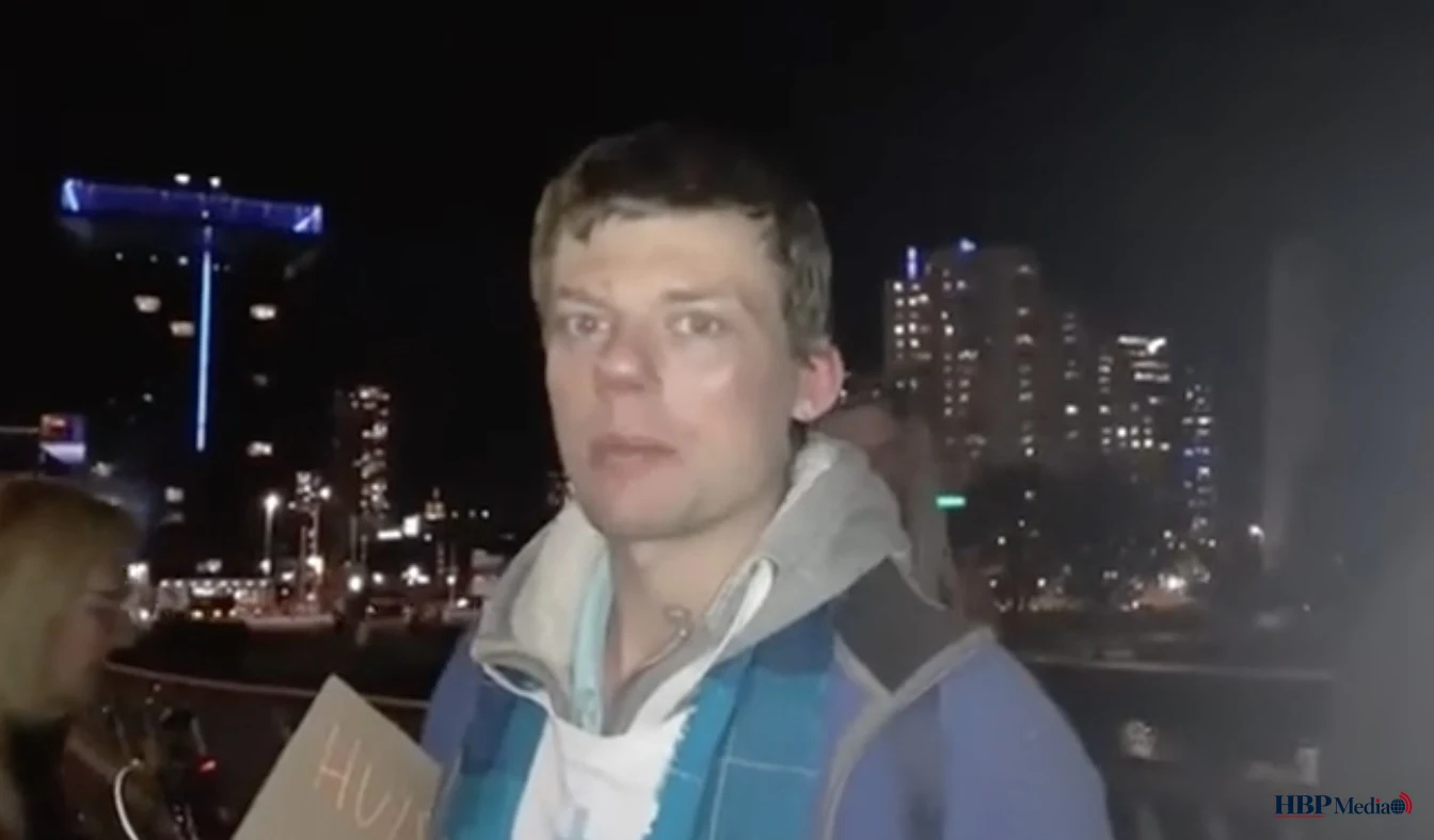 Activist Max van den Berg met fakkel tijdens actie voor woning Sigrid Kaag