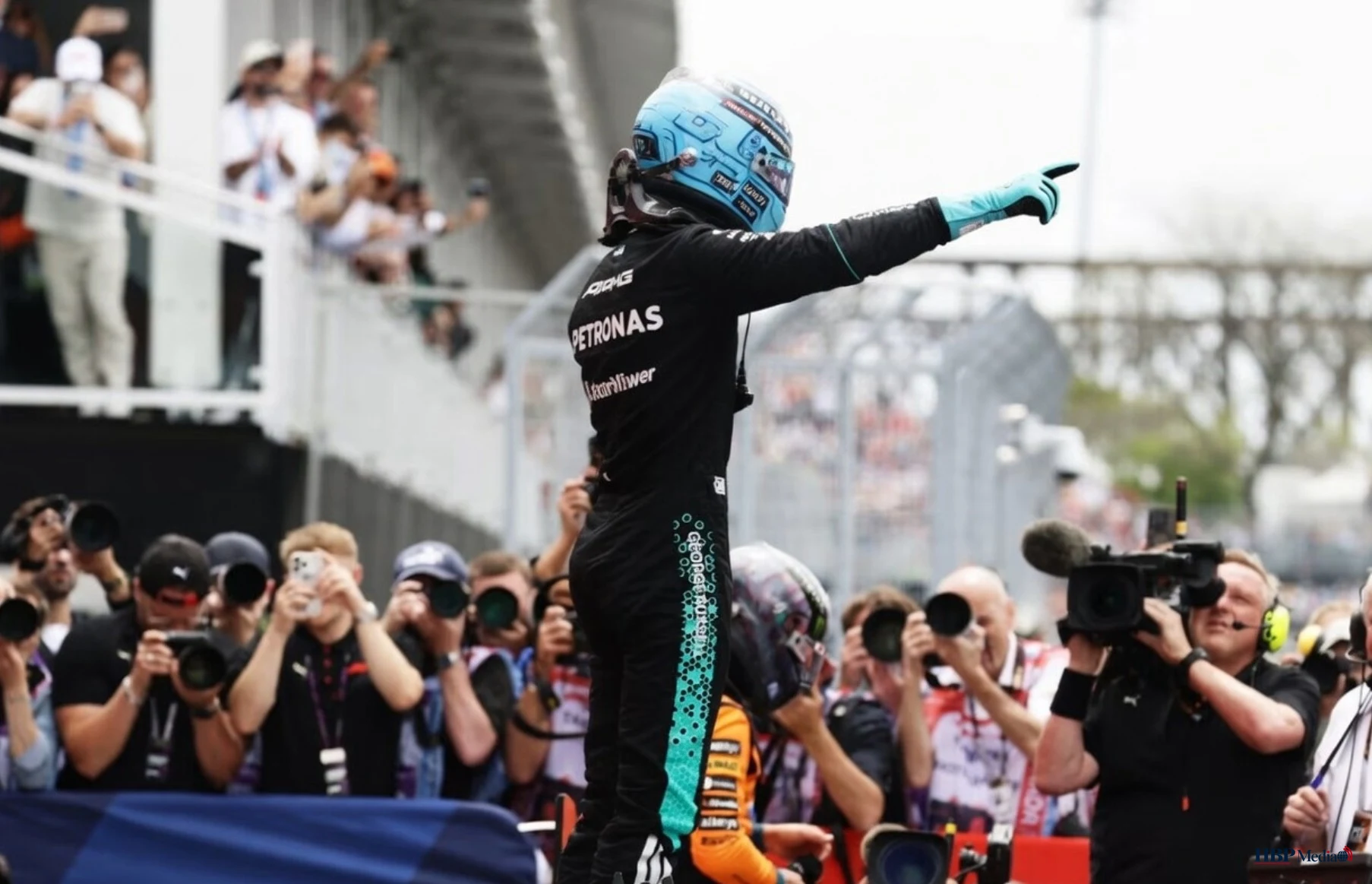 George Russell leidt het veld tijdens de Formule 1-sprint op Circuit Gilles-Villeneuve in Canada.
