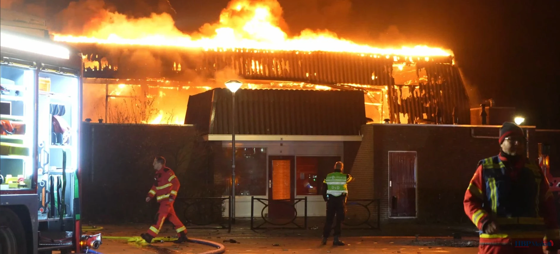 Brandweer inzet bij brand in sporthal in Bedum tijdens oudejaarsavond