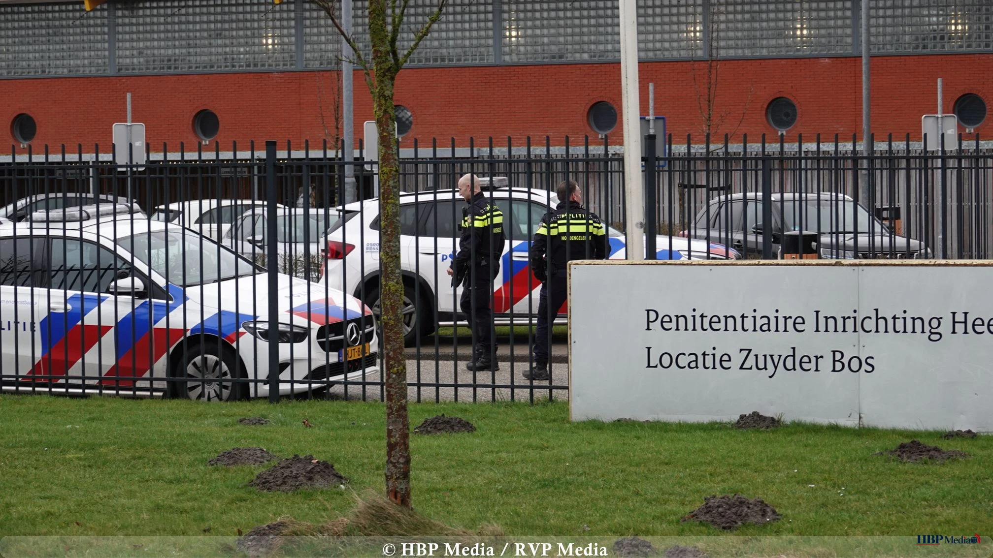 Traumahelikopter geland bij PI Zuyderbos aan de Copernicusstraat in Heerhugowaard na steekincident