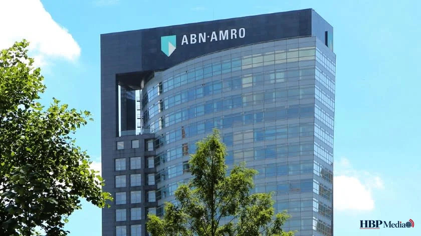 Het hoofdkantoor van ABN AMRO op de Zuidas in Amsterdam tijdens de start van de aandeleninkoop