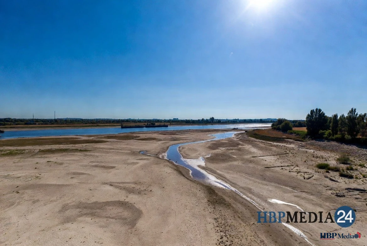 Laag water in de Rijn bij Lobith door de aanhoudende droogte in Nederland