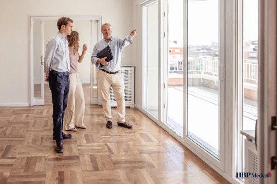 Een jonge starter die bezorgd naar financiële documenten en een koopovereenkomst van een woning kijkt.