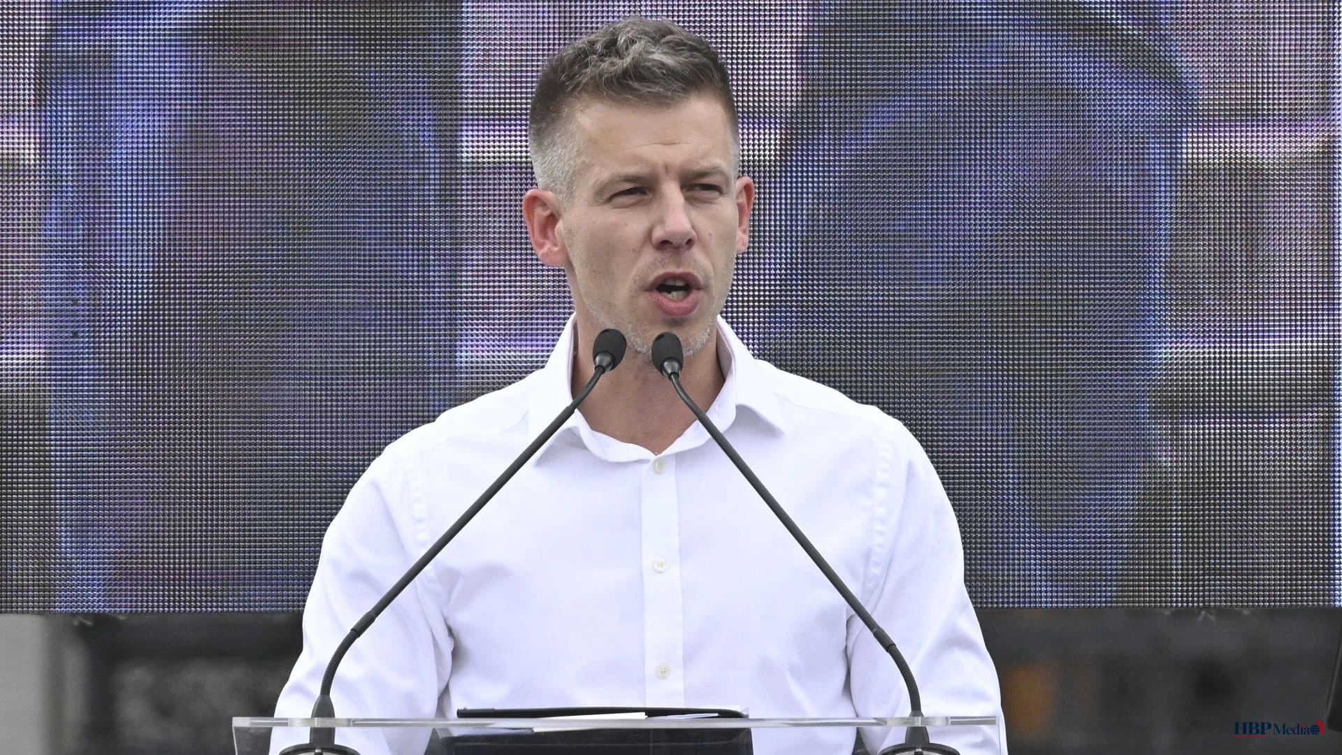 Péter Magyar viert verkiezingsoverwinning in Boedapest langs de Donau.