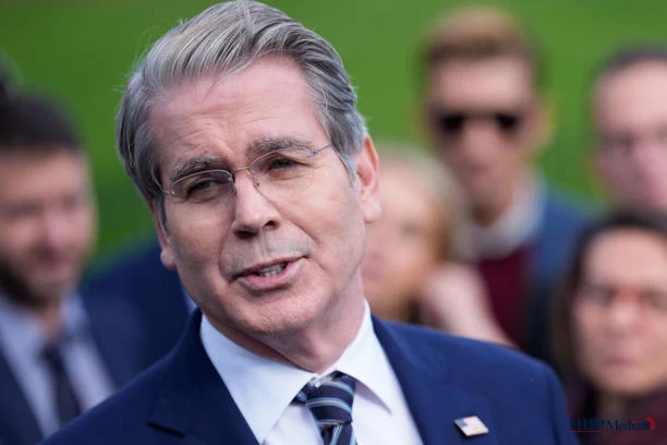 Bill Pulte spreekt met verslaggevers bij het Witte Huis in Washington