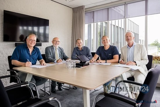 Ondertekening van de meerpartijenovereenkomst voor het nieuwe warmtenet in Uithoorn door de betrokken partijen.
