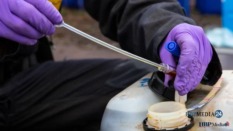 Politieonderzoek bij een pand waar een werkend drugslab is aangetroffen.