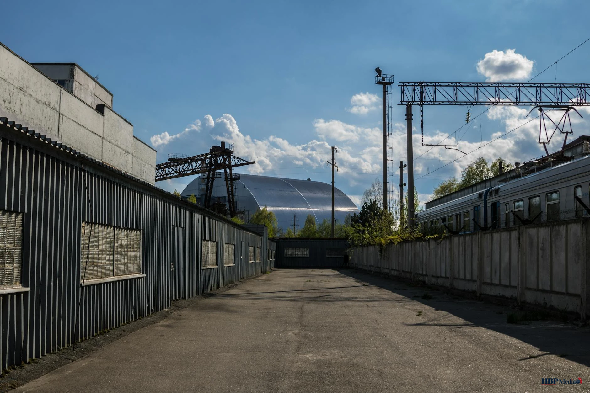 Beschadigde beschermkoepel van Chernobyl na drone-inslag