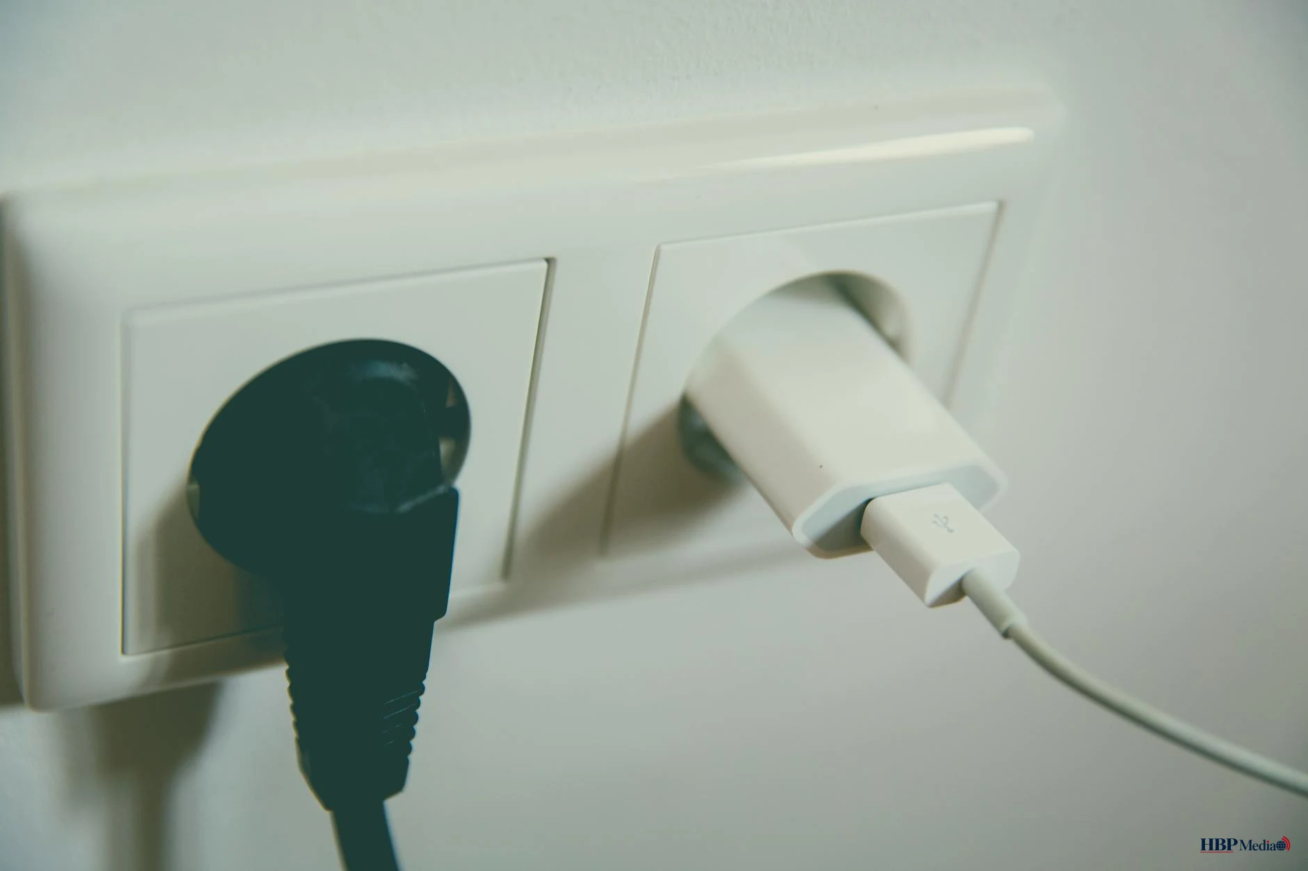Monteur werkt aan elektriciteitskast voor stroomaansluiting van Liander