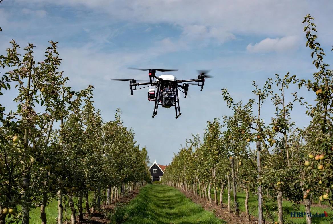 Moderne agrarische drone vliegt boven een Nederlandse fruitboomgaard.