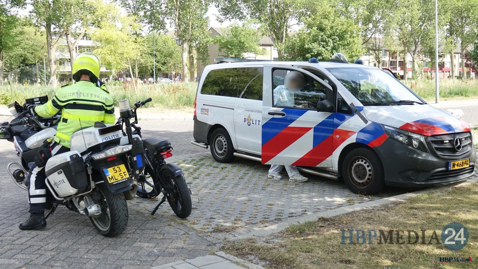 Politie in de straat na een melding van een gewelddadige beroving van een fatbike in Den Helder.