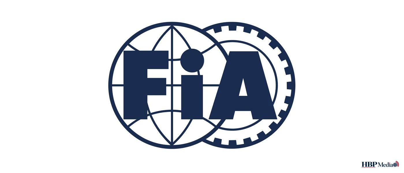 Formule 1-auto op nat stratencircuit tijdens regenachtige raceomstandigheden.