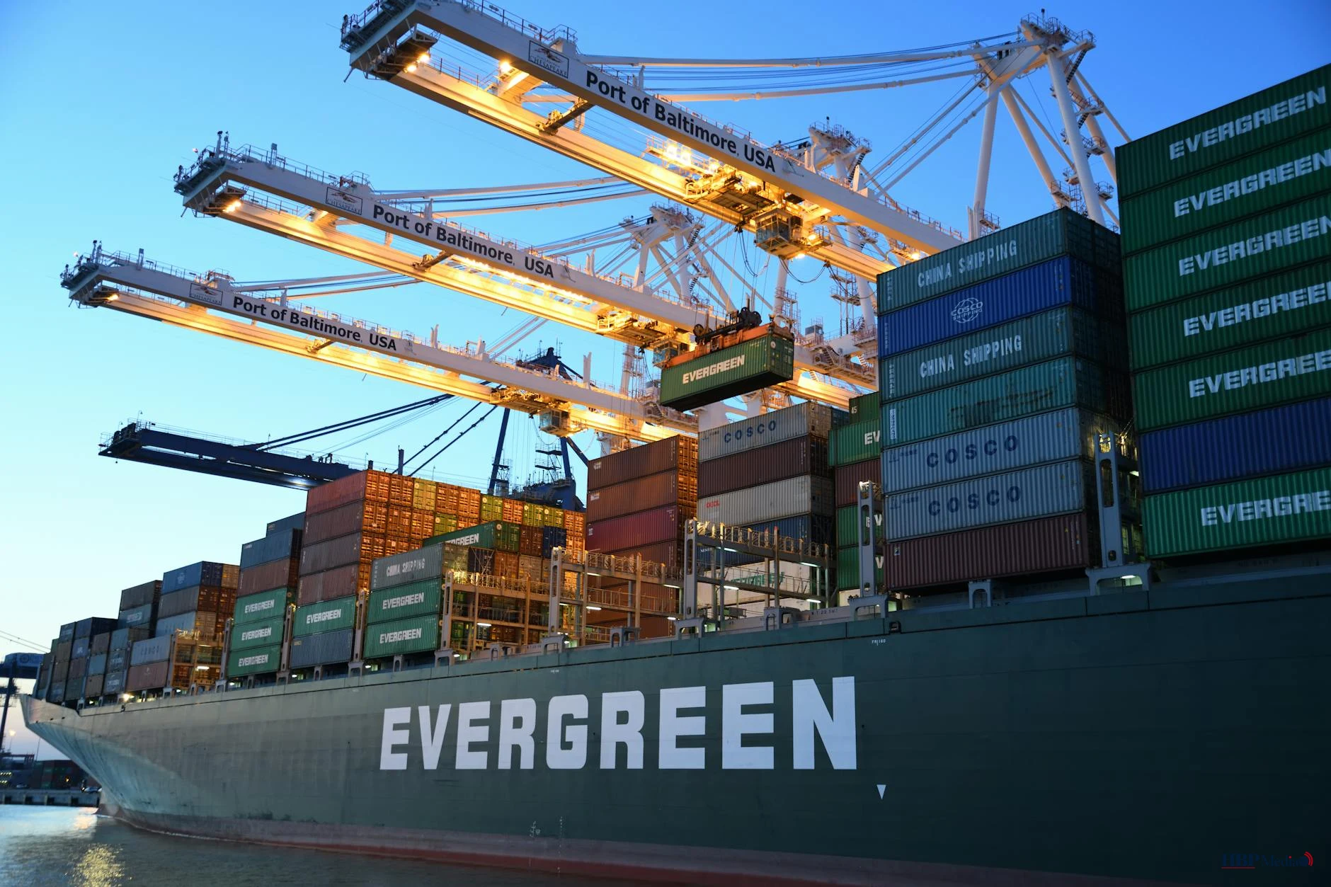 Amerikaanse en Europese handelsschepen en douanecontainers als symbool voor internationale handel en importtarieven