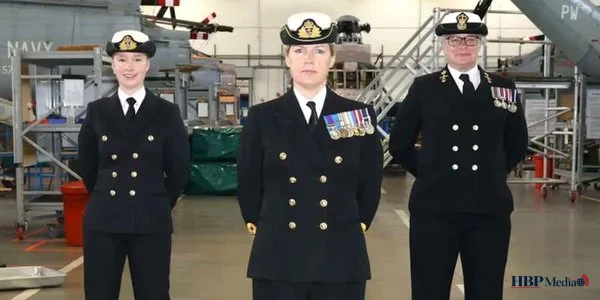 Ceremonieel vrouwenuniform van de Britse marine wordt aangepast na kritiek op knopen.