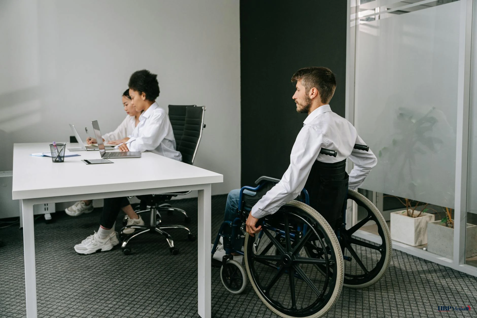 Werknemer op een beschutte werkplek met begeleiding op de werkvloer