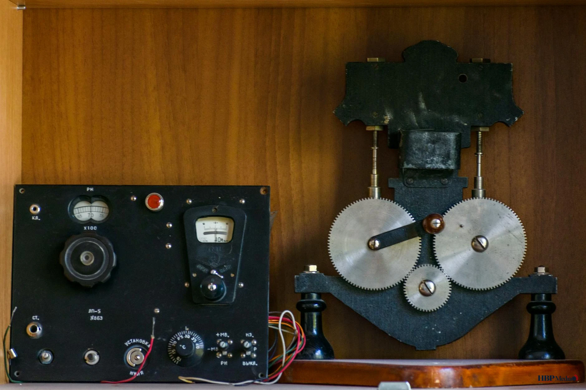 Een seismograaf die trillingen in de bodem van Groningen registreert.