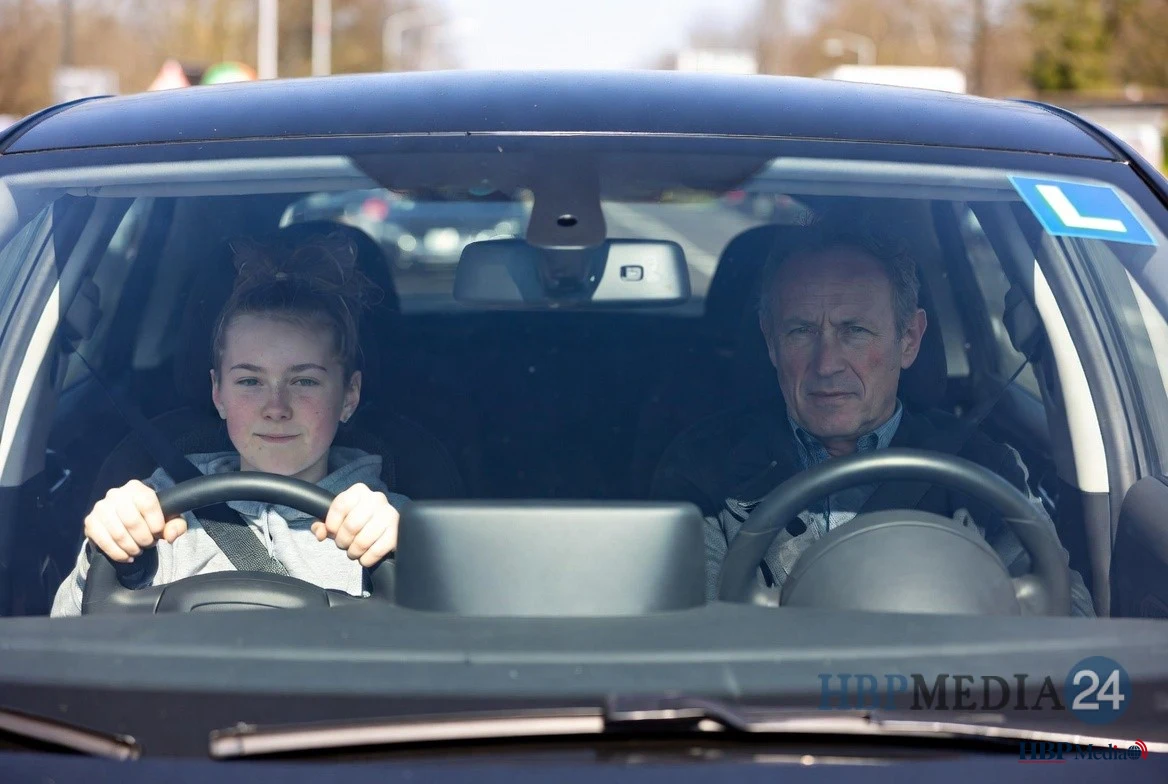 Lesauto met instructeur en leerling tijdens een tussentijdse toets van het CBR