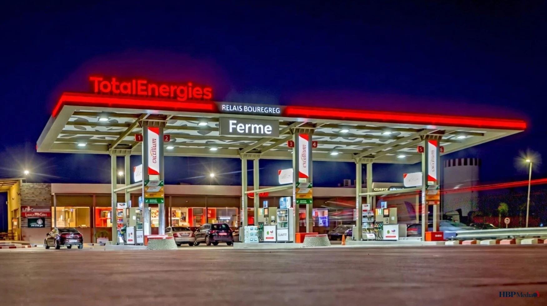 Een Frans tankstation van TotalEnergies met lege pompen en prijsbord