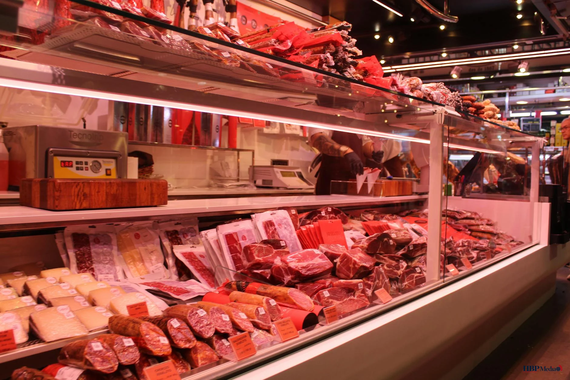Schappen in een supermarkt met vlees, zuivel en eiwitverrijkte producten