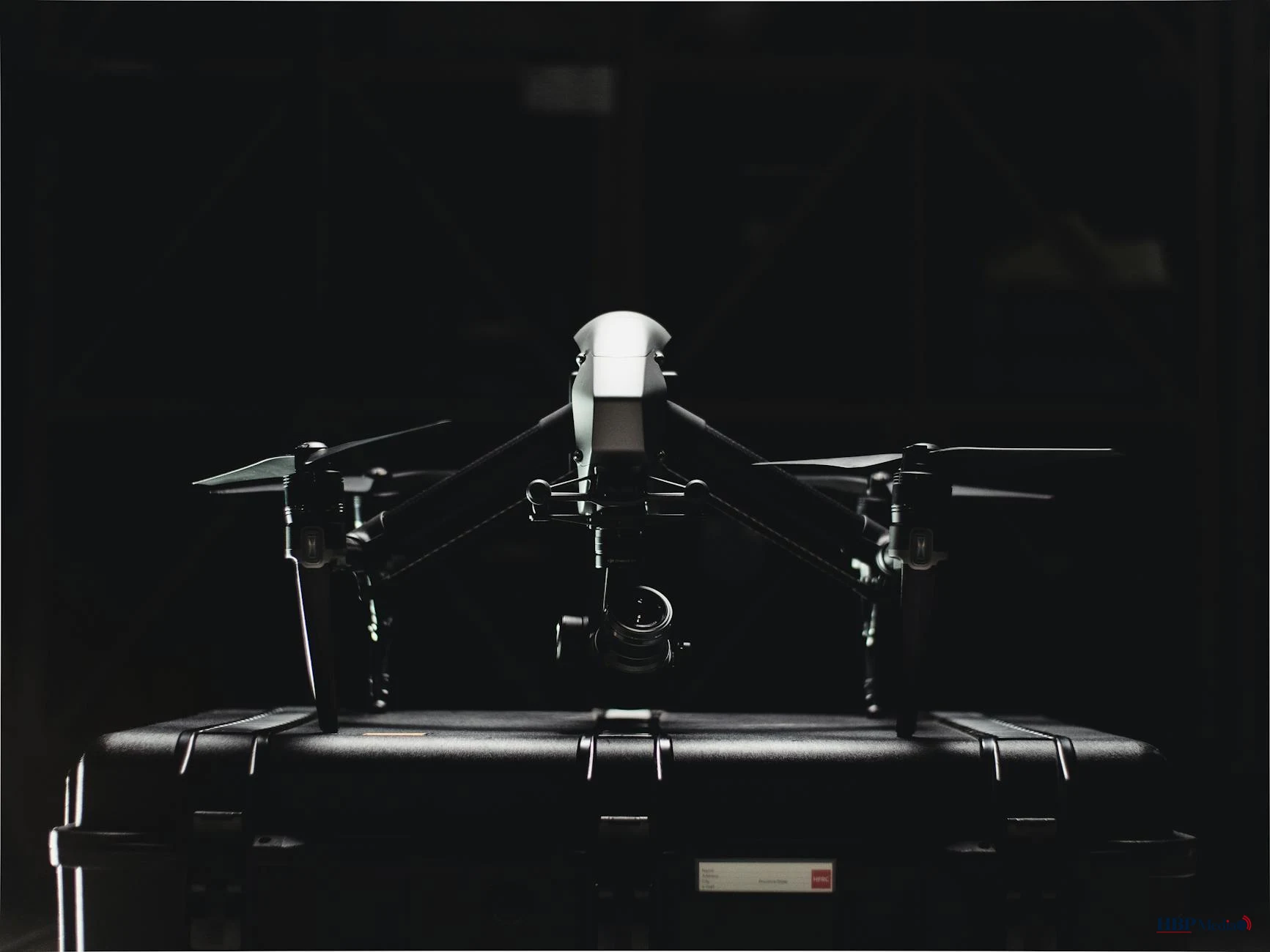 Militaire drone uitgerust met geavanceerde AI-sensoren vliegt boven een woestijnlandschap.