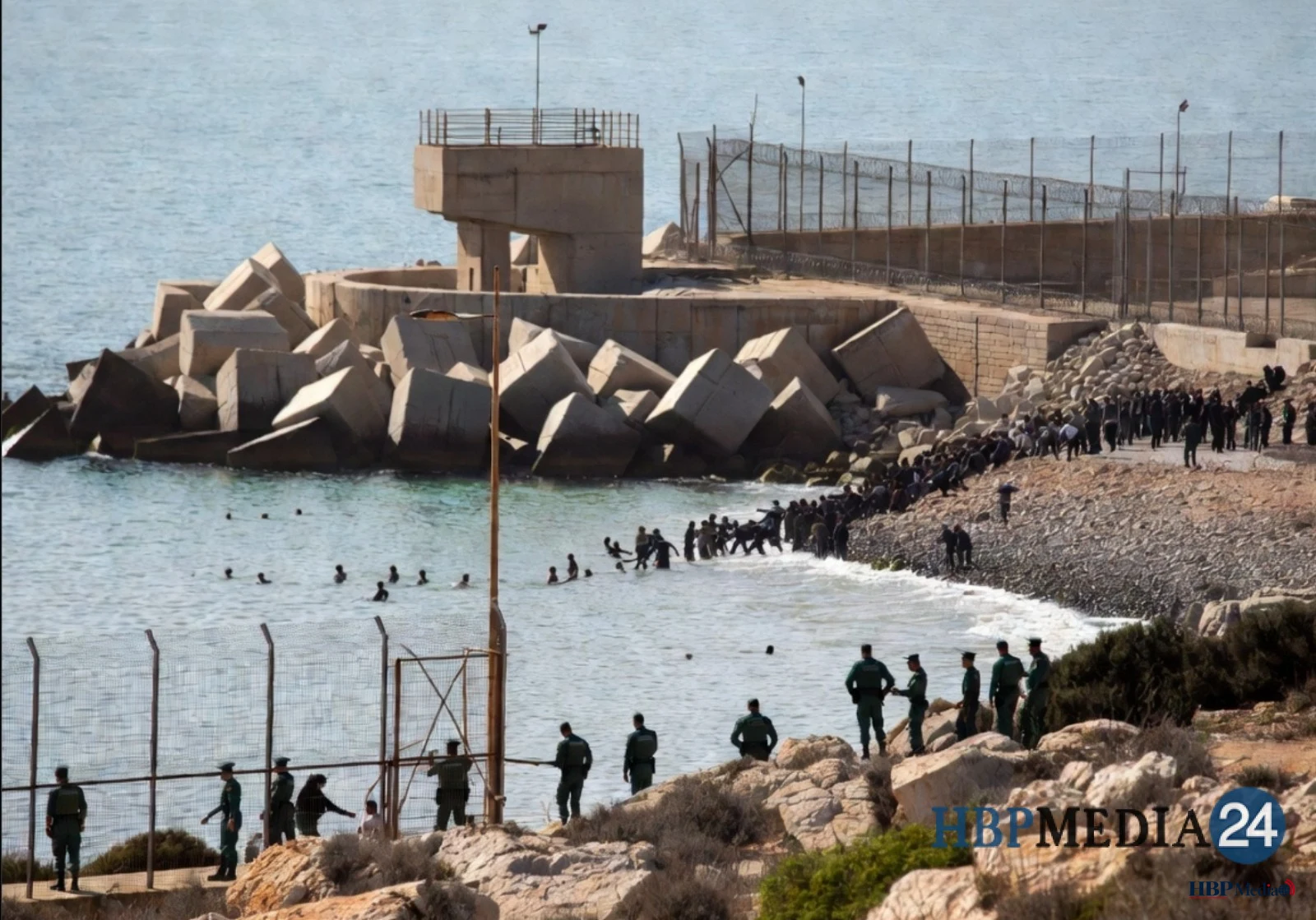 Spaanse grensbewakers bij Ceuta na de massale aankomst van migranten uit Marokko