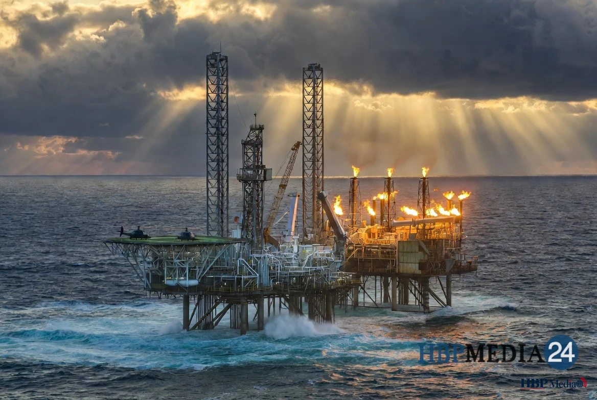Olieplatform van Shell op zee, symbool voor de recordwinsten door geopolitieke spanningen.