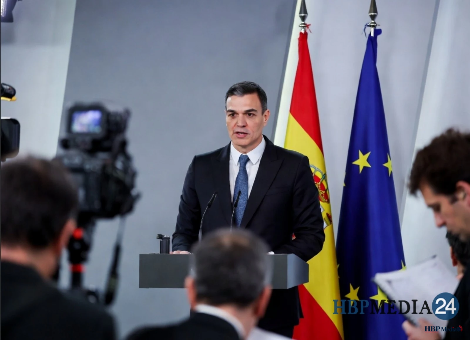 Spaanse premier Pedro Sanchez spreekt de pers toe over internationale betrekkingen en de Amerikaanse politiek.