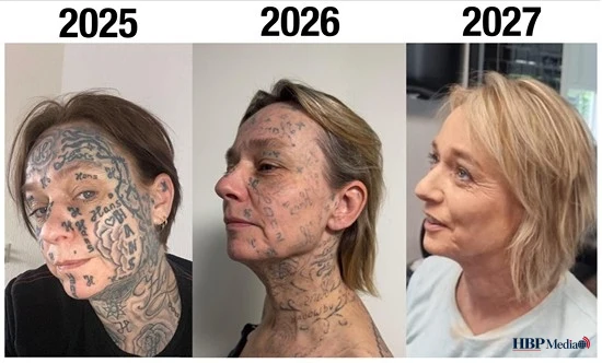 Vrouw kijkt in spiegel tijdens campagne tegen dwangtatoeages en psychisch misbruik