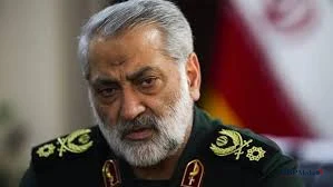 Een Iraanse militaire vlag wapperend voor een overheidsgebouw in Teheran tijdens een persverklaring