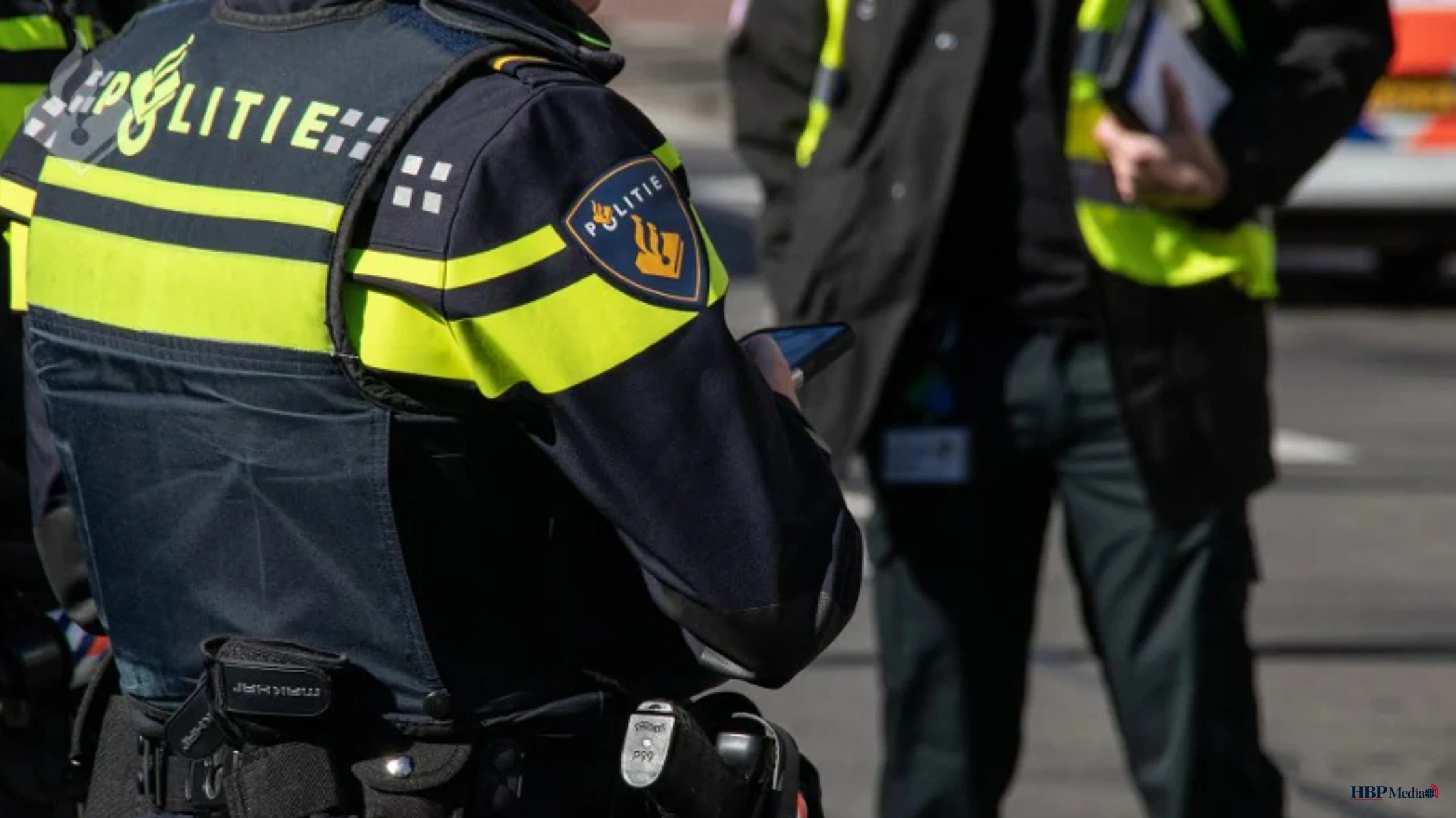 Rechtbankgebouw tijdens strafzaak met politie en justitie