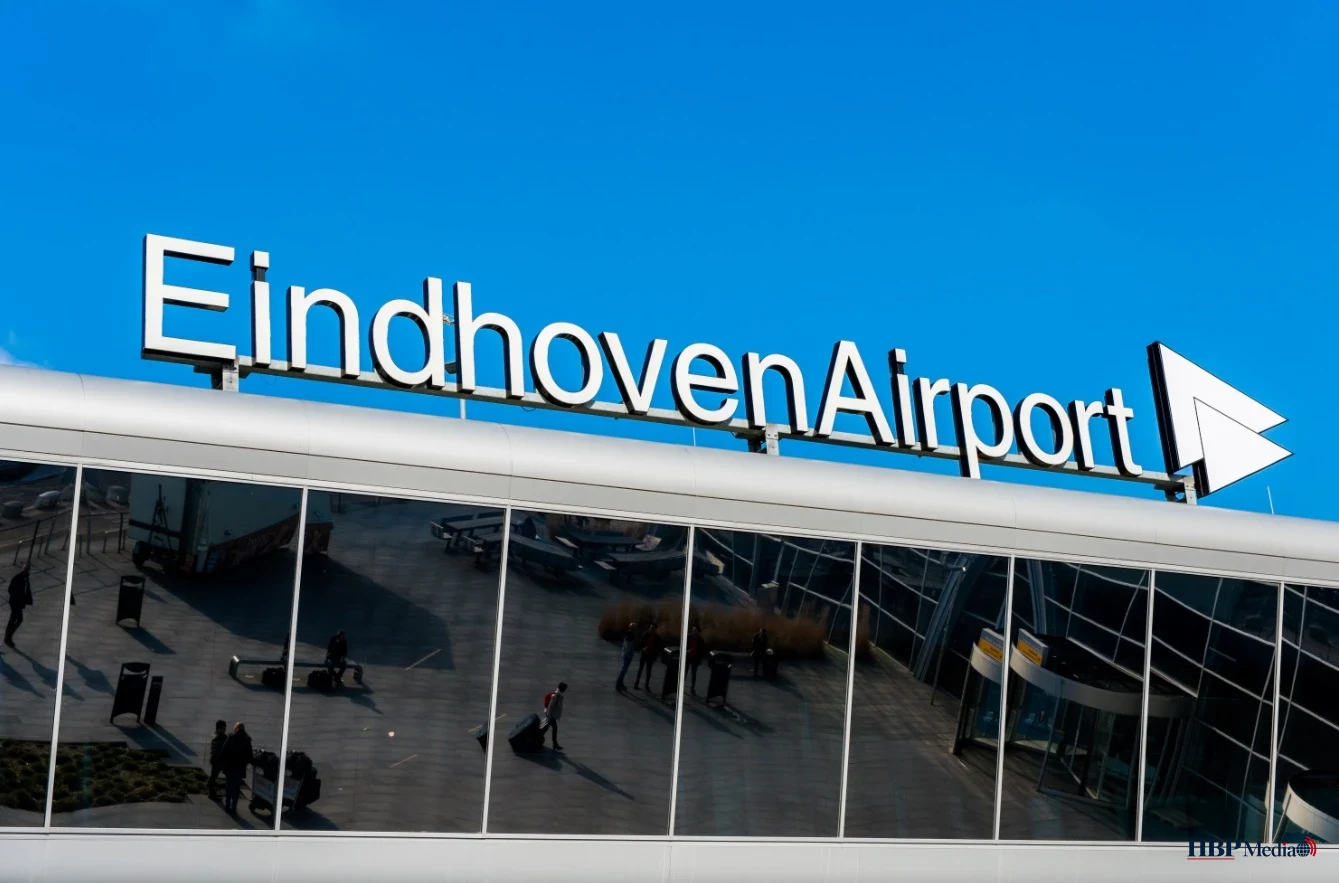Luchtfoto van Eindhoven Airport met startende vliegtuigen en omliggend natuurgebied